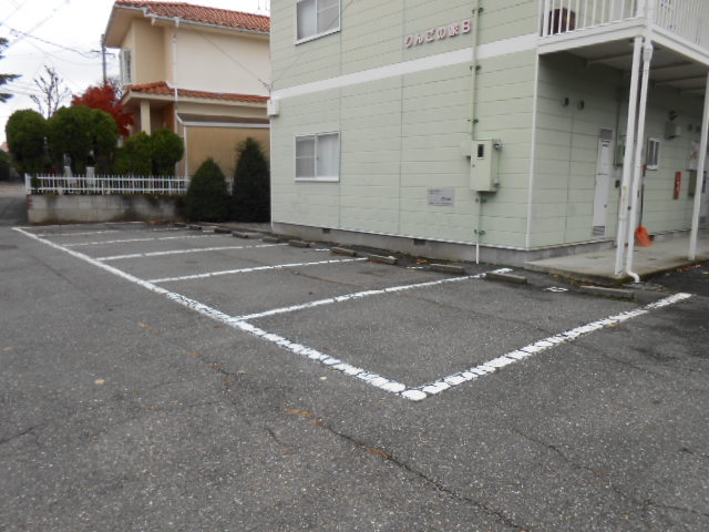 駐車場　建物に隣接（１区画・月額３３００円）