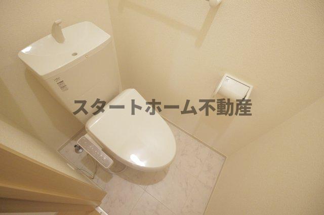 トイレ　落ち着いた色調のトイレです