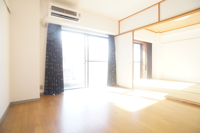 居室・リビング　南向きで日当たり良好なお部屋！暖かな日差しが入ります♪