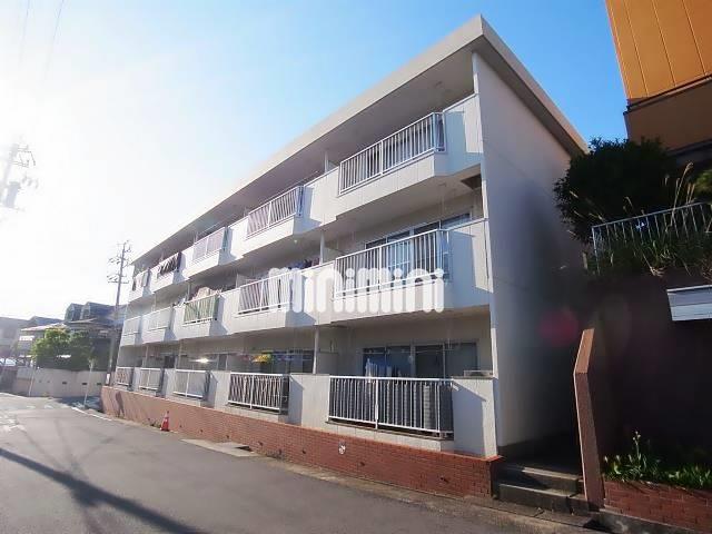 建物外観　三階建てマンション。