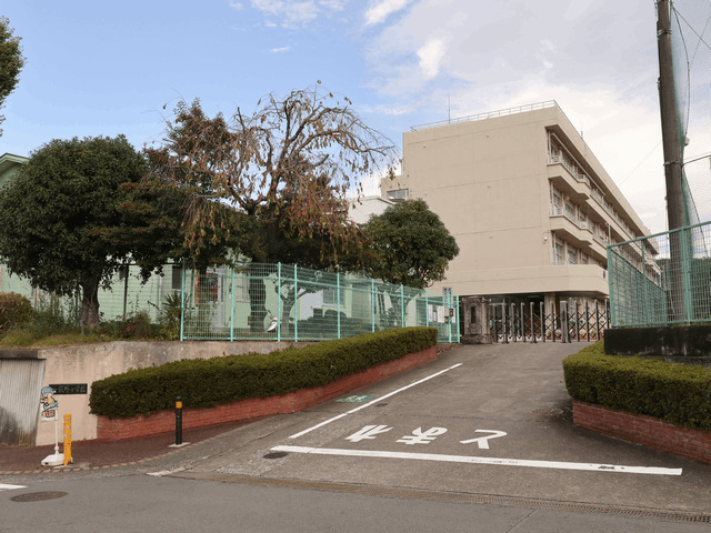 小学校　厚木市立荻野小学校（小学校）まで435m