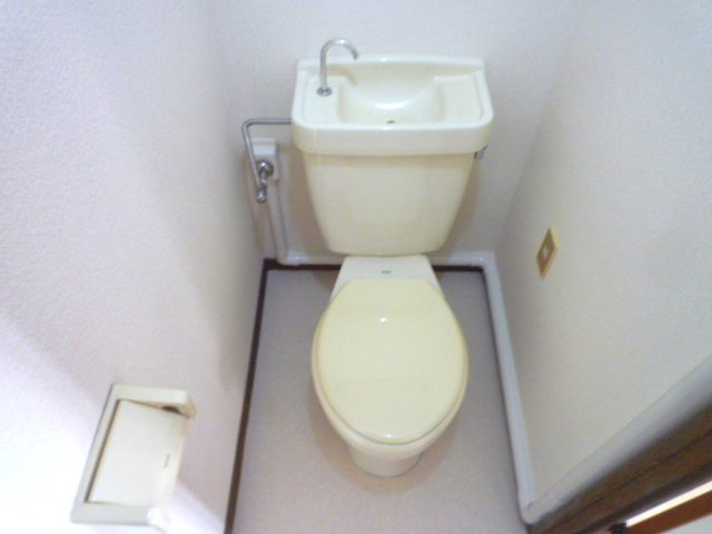 ＪＲ中央本線 金山駅 徒歩7分 4階建 築38年のトイレ写真