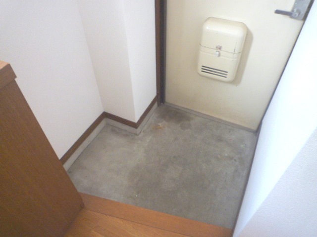 ＪＲ中央本線 金山駅 徒歩7分 4階建 築38年の玄関写真