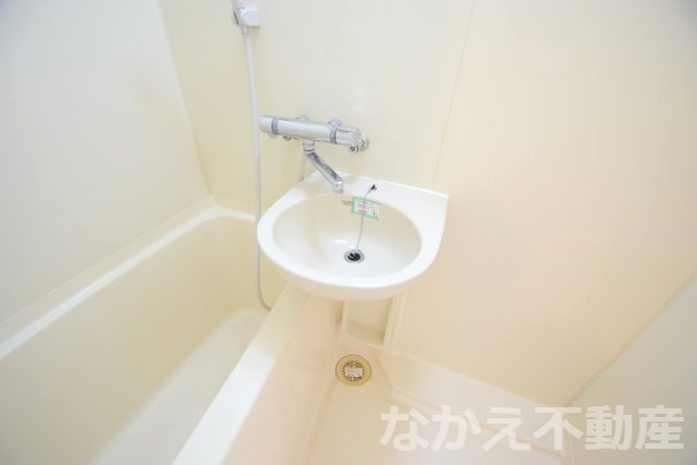 洗面設備　明るい洗面所です