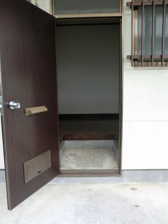 玄関　玄関ドアの上に明り採り窓が付いてます