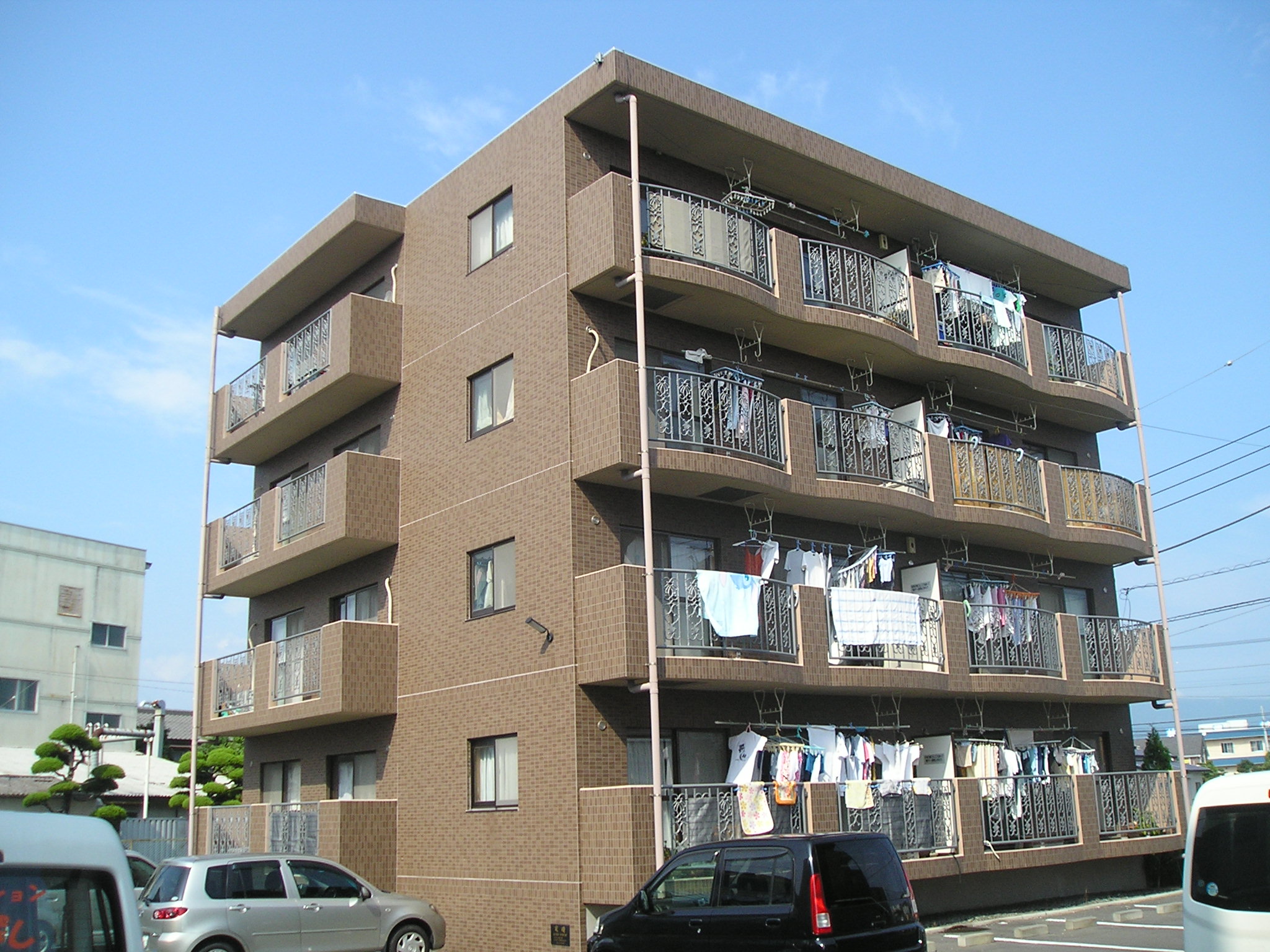 三島市長伏のマンションの建物外観