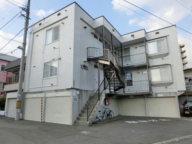 【札幌市白石区栄通のアパートの建物外観】