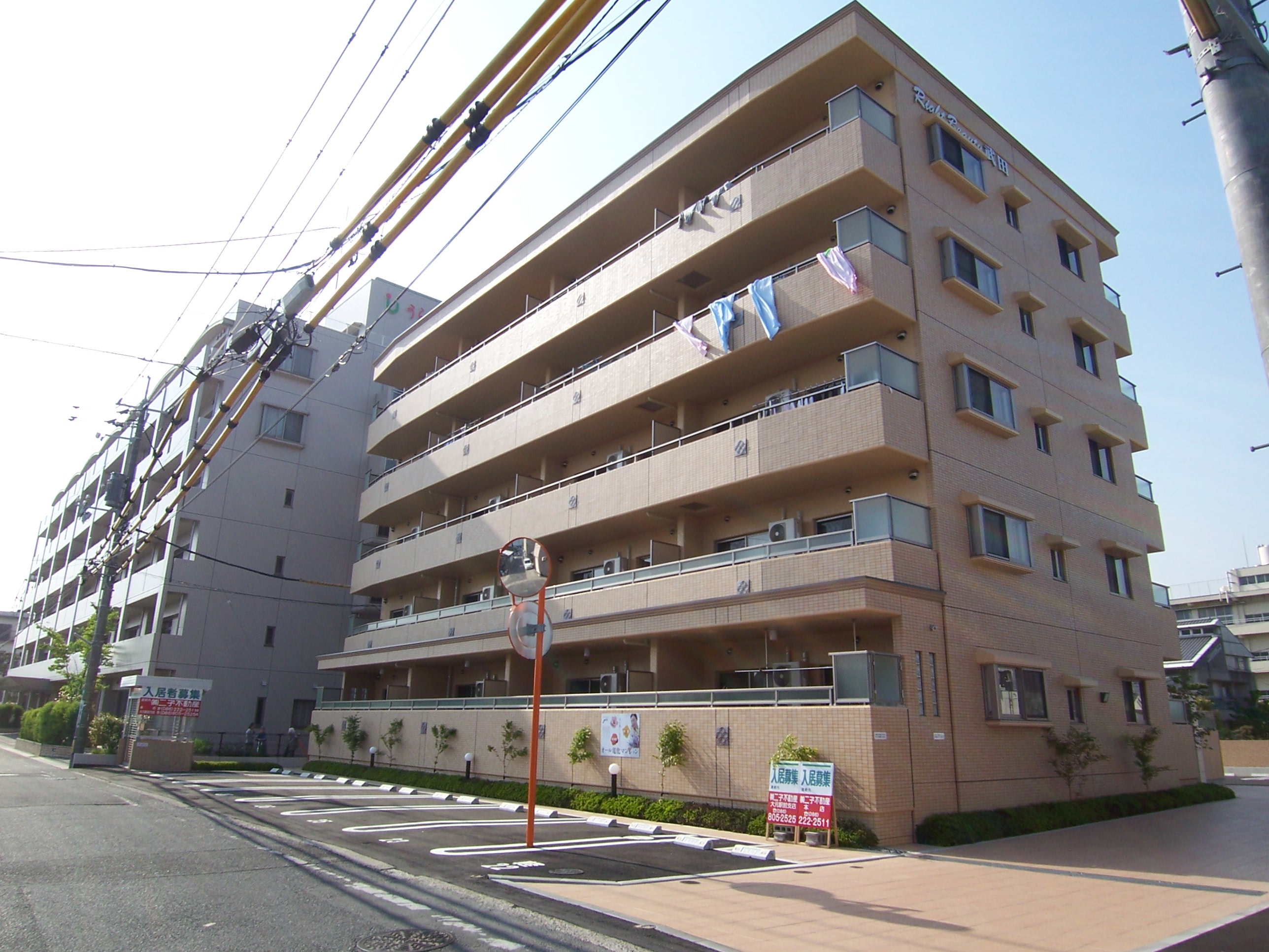 岡山市南区福富東のマンションの建物外観
