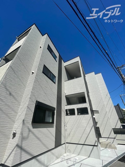 吹田市山手町のアパートの建物外観