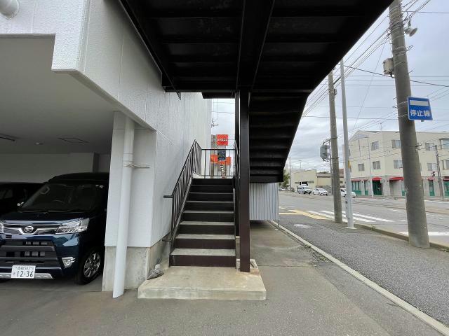 【函館市豊川町のアパートのエントランス】