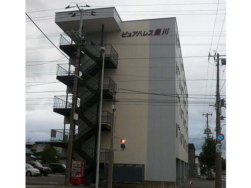 【函館市豊川町のアパートの建物外観】