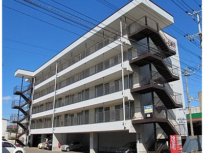 函館市豊川町のアパートの建物外観