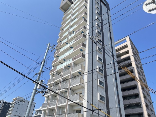 【広島市中区西白島町のマンションの建物外観】