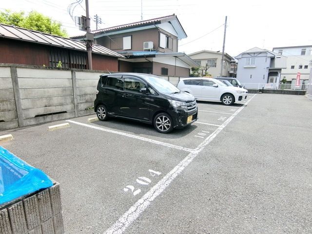 【立川市羽衣町のアパートの駐車場】