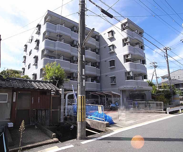 京都市西京区川島玉頭町のマンションの建物外観