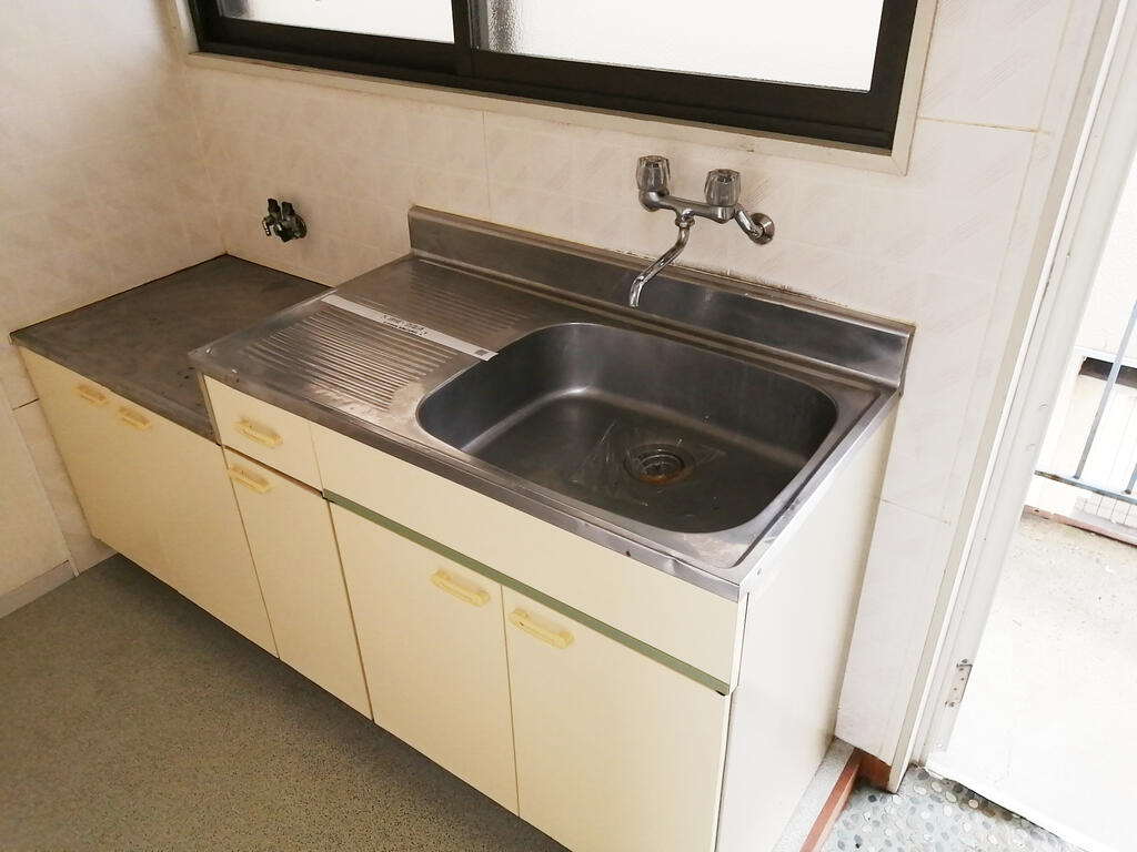 キッチン　キッチン正面に窓があります。