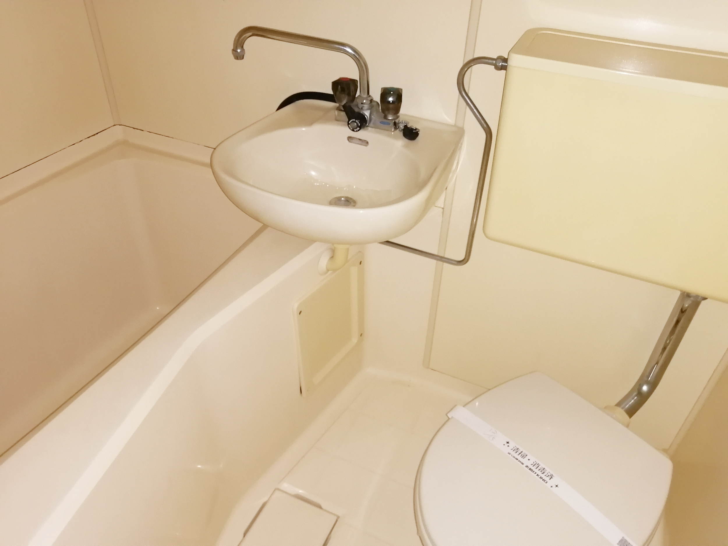 バス・シャワールーム　3点ユニットバスです。