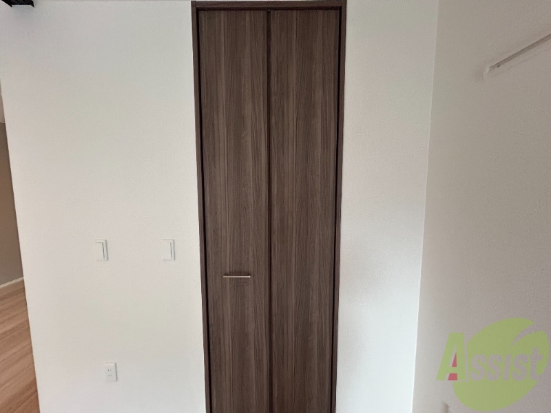 収納　収納はこちらのクローゼットをお使いください。