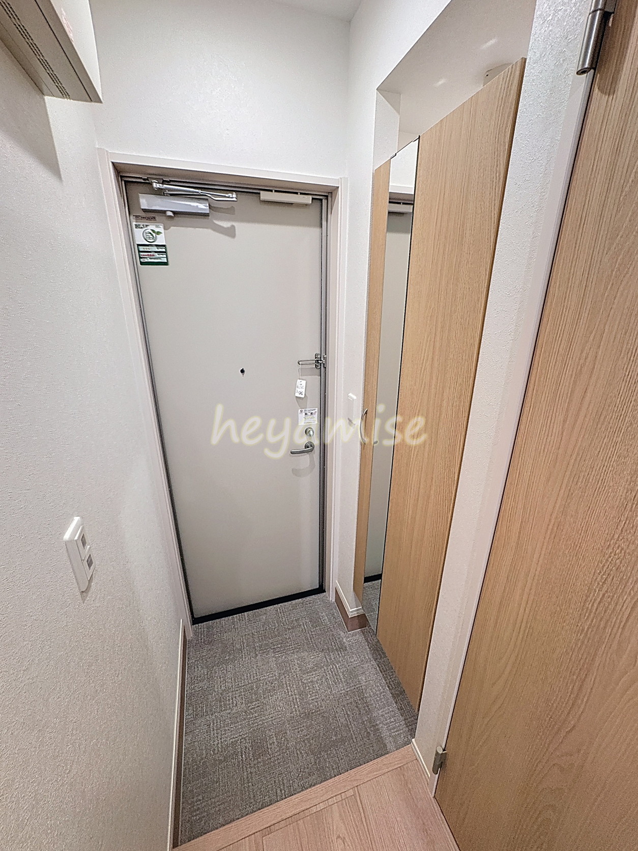 玄関　※写真は１０５号室