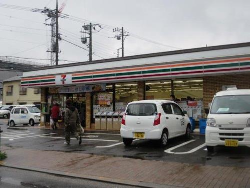 コンビニ　セブンイレブン足立西新井本町店（コンビニ）まで352m