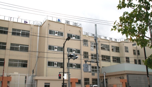 中学校　足立区立第七中学校（中学校）まで437m