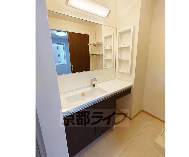 洗面設備　ゆとりのある洗面所です。