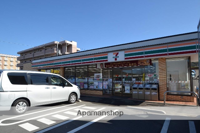 コンビニ　セブン－イレブン東広島駅前店（コンビニ）まで550m
