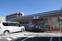 コンビニ　セブン－イレブン東広島駅前店（コンビニ）まで550m