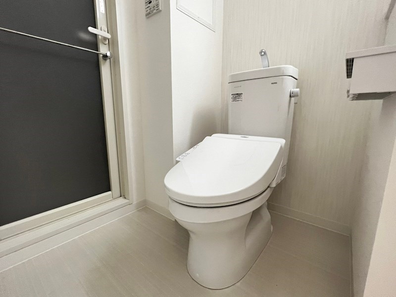 トイレ　落ち着いた色調のトイレです