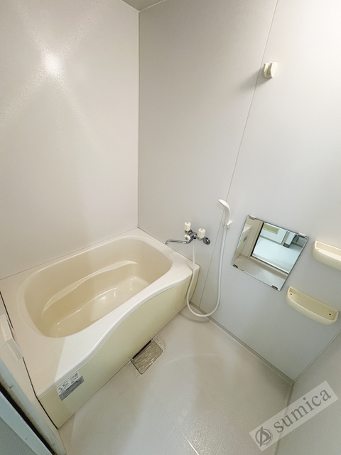 バス・シャワールーム　※１０３号室の反転写真です。