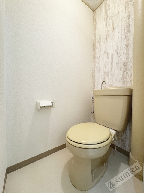 トイレ　※１０３号室の反転写真です。