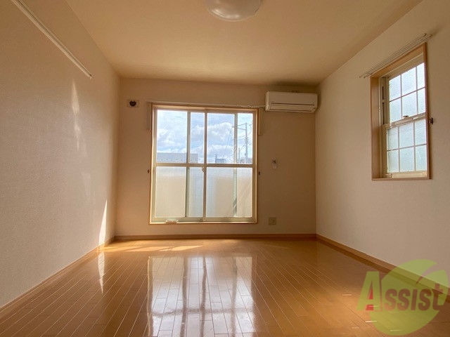 居室・リビング　８．２帖の洋室は南向きで陽当たり良好です。