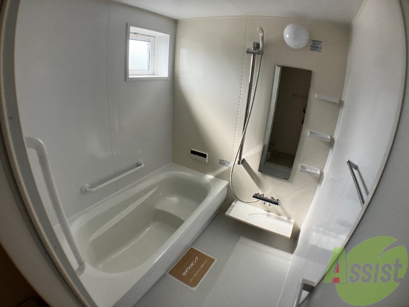バス・シャワールーム　浴室は広めなのでゆったり落ち着けそうですね。