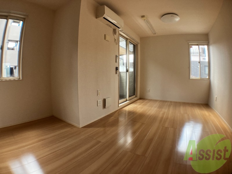 居室・リビング　１２．８帖のＬＤＫです。広々としてきれいですね。