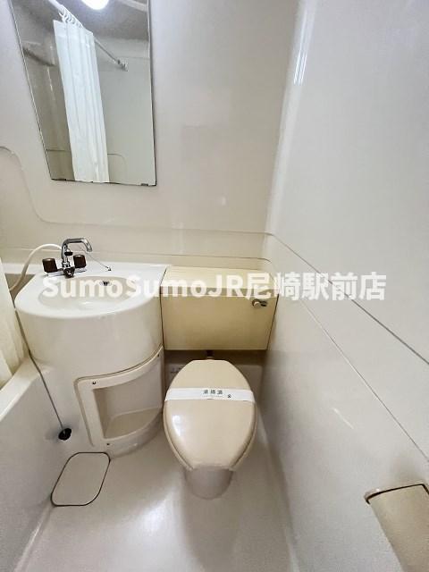 トイレ　落ち着いた色調のトイレです