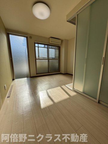 居室・リビング　内装は別部屋の参考写真です。