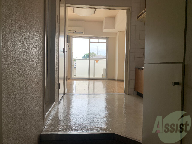 玄関　玄関は狭くなく、窮屈しなそうでいいですね