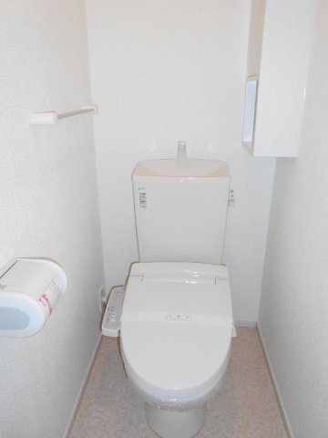トイレ　落ち着いた色調のトイレです