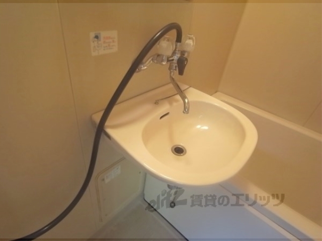 洗面設備　鏡までついています