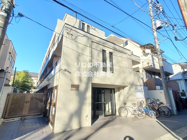 建物外観　建物前には自転車置き場もあります。