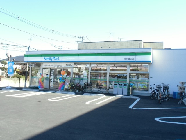 コンビニ　ファミリーマート世田谷松葉通り店（コンビニ）まで295m