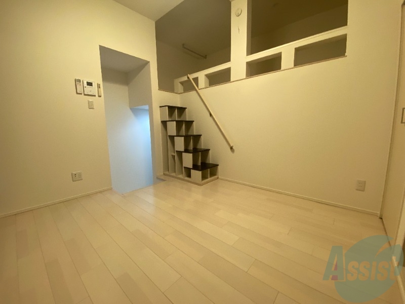 居室・リビング　シンプルな内装で広々としたリビングです。