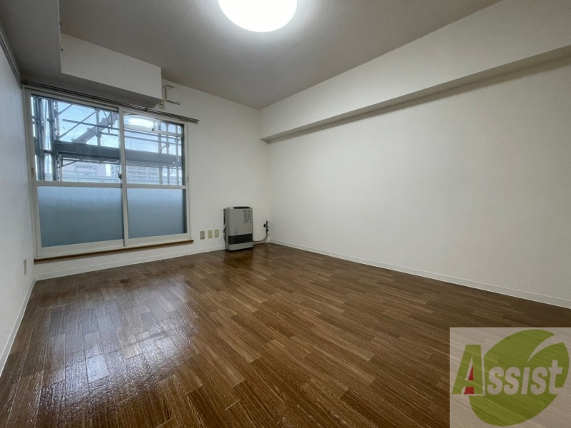 居室・リビング　リビングです。木目のフローリングが落ち着きますね。