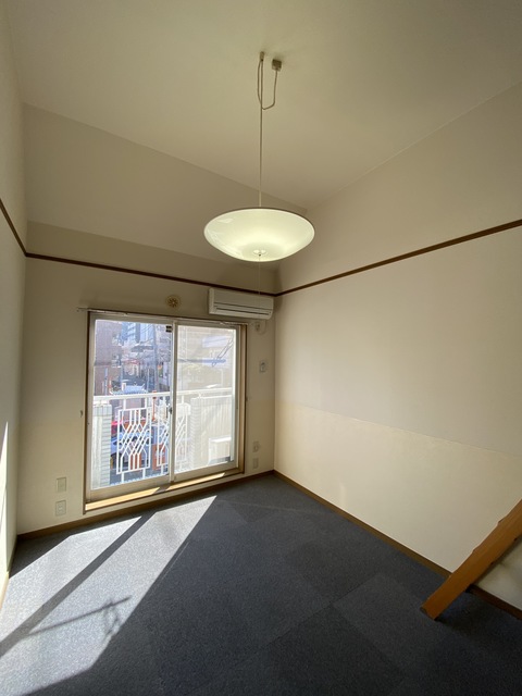 居室・リビング　フローリングになっております。