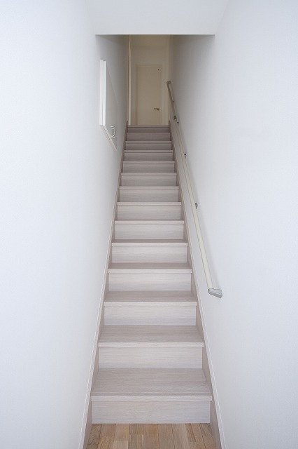 玄関　ピース・ウィステリア A棟　(前回募集時の室内写真です)