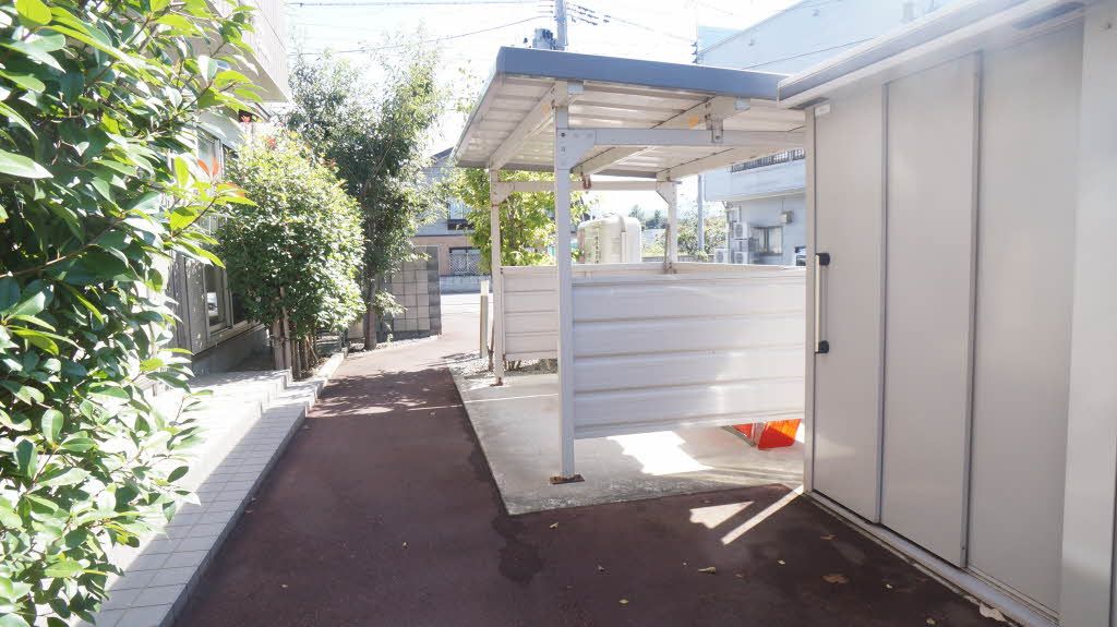 建物外観　冬タイヤの保物も安心！物置にサイクルポートも付いてます！！
