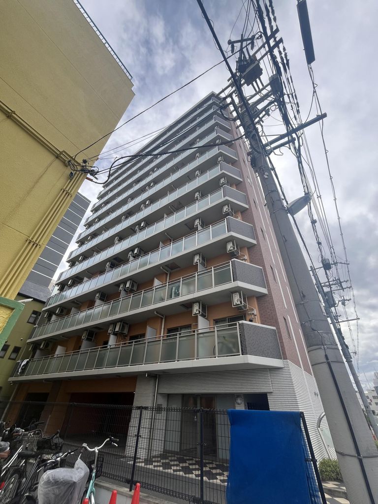 建物外観　鉄筋コンクリート造の１１階建ての建物です。