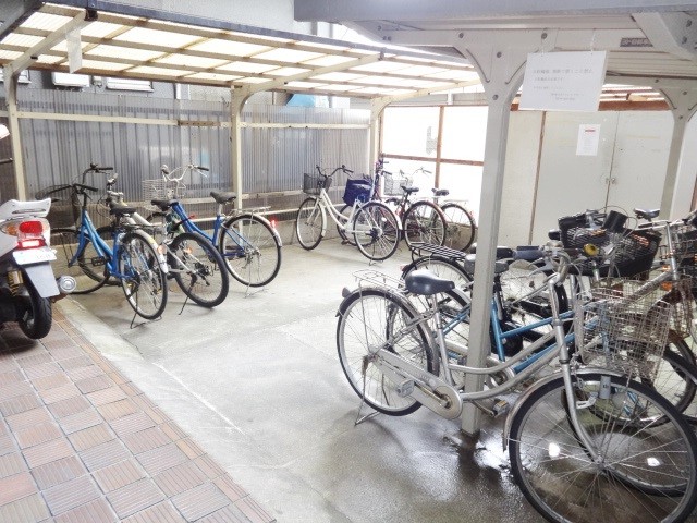 その他共有部分　屋根付きの駐輪スペースです。