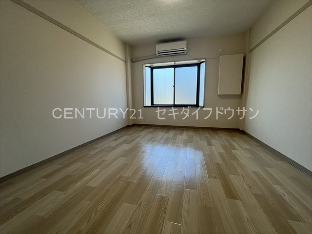 ロイヤル柏原の居間写真