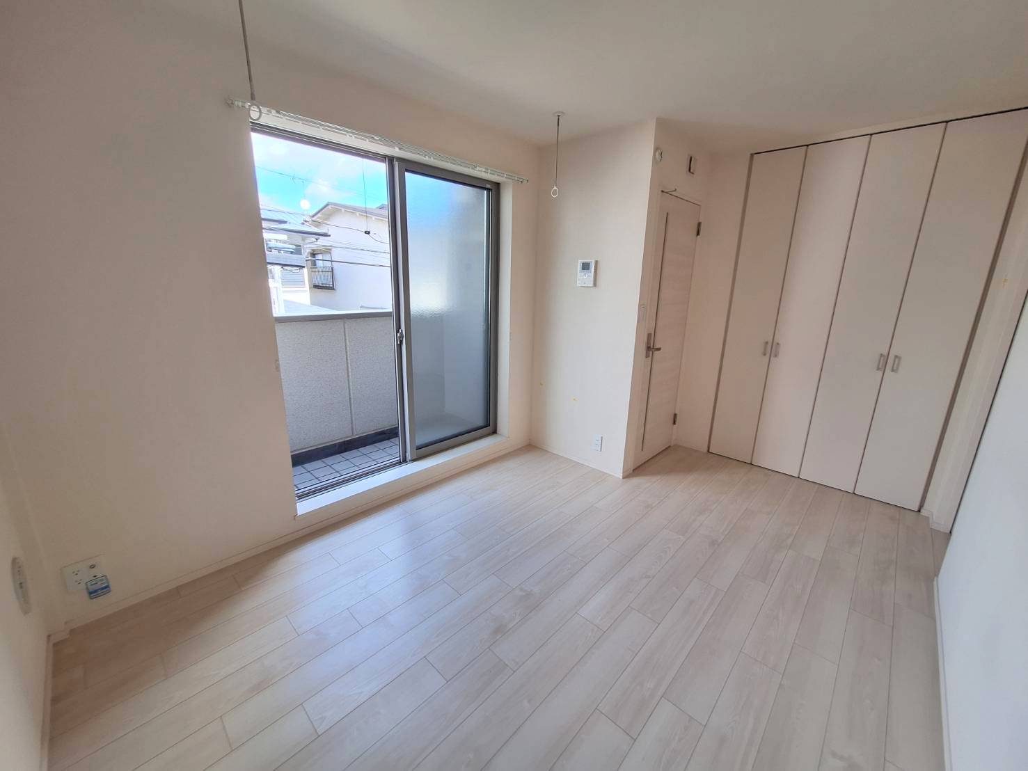 居室・リビング　★明るいフローリングの角部屋です★